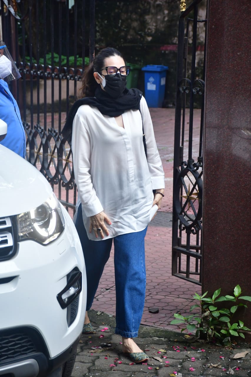 Karisma Kapoor at Panday family's home.