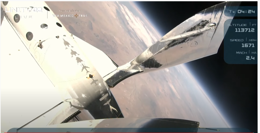 Imagens da curvatura da Terra vistas pelos astronautas a bordo do VSS Unity.  (YouTube / VirginGalactic)