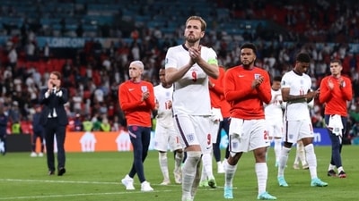 England's Harry Kane applauds fans after losing the penalty shootout (Pool via REUTERS)