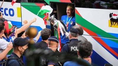 Euro 2020: Champions Italy bring trophy to Rome, welcomed by massive crowd- See Pictures (REUTERS)