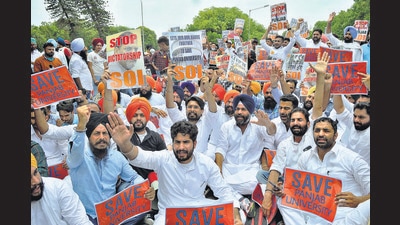 Members of the Youth Akali Dal and Students Organisation of India protesting outside the vice-chancellor’s office on the Panjab University campus in Chandigarh on Monday.