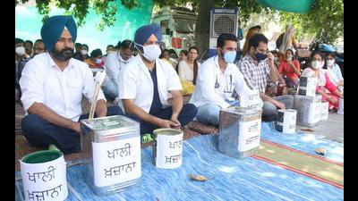 Punjab government doctors have been protesting against the state’s sixth pay recommendations related to non-practising allowance and pension benefits. (Sanjeev Kumar/HT)