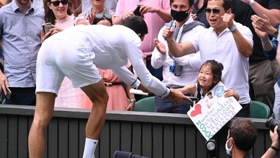 Novak Djokovic gives young fan his racquet after Wimbledon win, reacts to viral video on social media. (TWITTER/WIMBLEDON) Novak Djokovic gives young fan his racquet after Wimbledon win, reacts to viral video on social media. (TWITTER/WIMBLEDON)