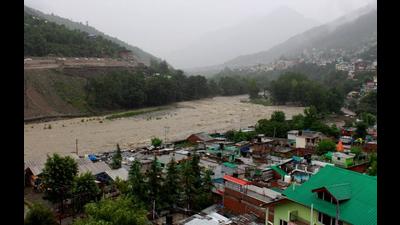 The incessant rainfall since Sunday evening has led to a rise in the water level of the Beas river in Kullu. (Aqil Khan/HT) The incessant rainfall since Sunday evening has led to a rise in the water level of the Beas river in Kullu. (Aqil Khan/HT)