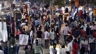 Delhi authorities, in recent weeks, have cracked down on, and temporarily shut other popular markets, including in Lajpat Nagar, Sadar Bazar and Laxmi Nagar, after a surge in crowds and violations of distancing and masking protocols.(Sanjeev Verma / HT File Photo) Delhi authorities, in recent weeks, have cracked down on, and temporarily shut other popular markets, including in Lajpat Nagar, Sadar Bazar and Laxmi Nagar, after a surge in crowds and violations of distancing and masking protocols.(Sanjeev Verma / HT File Photo)