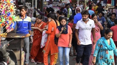 Residents seen thronging the Field Ganj market in Ludhiana. (HT Photo) Residents seen thronging the Field Ganj market in Ludhiana. (HT Photo)