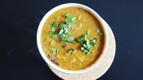 Kootu Curry: This prominent dish in the Sadhya is a yellow curry made with banana and coconut, and has a hot and sweet taste. (Instagram/@ahaaemiruchulu)