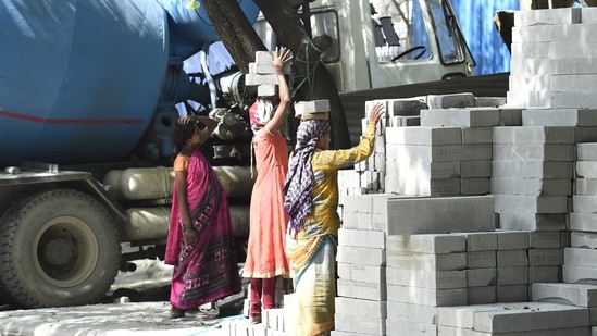 The Delhi government estimates there are at least 1.5 million construction and labour workers in the Capital.(Arvind Yadav/ Hindustan Times)