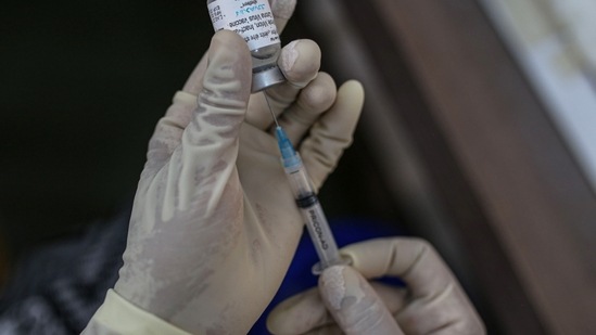 Presently, Mumbai has 401 vaccination centres, of which 283 are BMC centres, 20 state government-operated, and 98 are private.(Bloomberg) Presently, Mumbai has 401 vaccination centres, of which 283 are BMC centres, 20 state government-operated, and 98 are private.(Bloomberg)