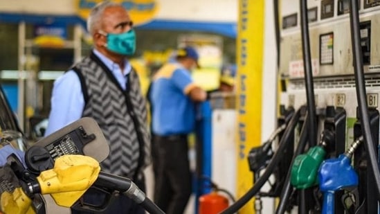 While the fuel prices remained stable on Sunday, the latest revision on Monday showed that petrol prices rose by 28-30 paise while diesel prices reduced by 14-16 paise.(Amal KS/HT file photo) While the fuel prices remained stable on Sunday, the latest revision on Monday showed that petrol prices rose by 28-30 paise while diesel prices reduced by 14-16 paise.(Amal KS/HT file photo)