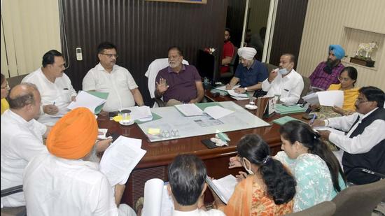 Mayor Balkar Sandhu and MC commissioner Pardeep Sabharwal addressing the meeting at mayor camp office in Ludhiana on Monday. (Gurpreet Singh/HT)