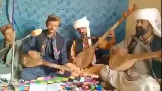 Baloch singers singing Teri Mitti from Akshay Kumar’s film Kesari. (Twitter/@AwanishSharan)