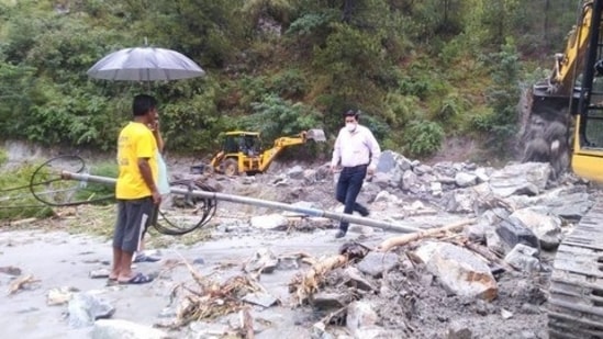 Flash floods due to heavy rainfall sweep away cars in Himachal Pradesh's  Dharamshala - Hindustan Times