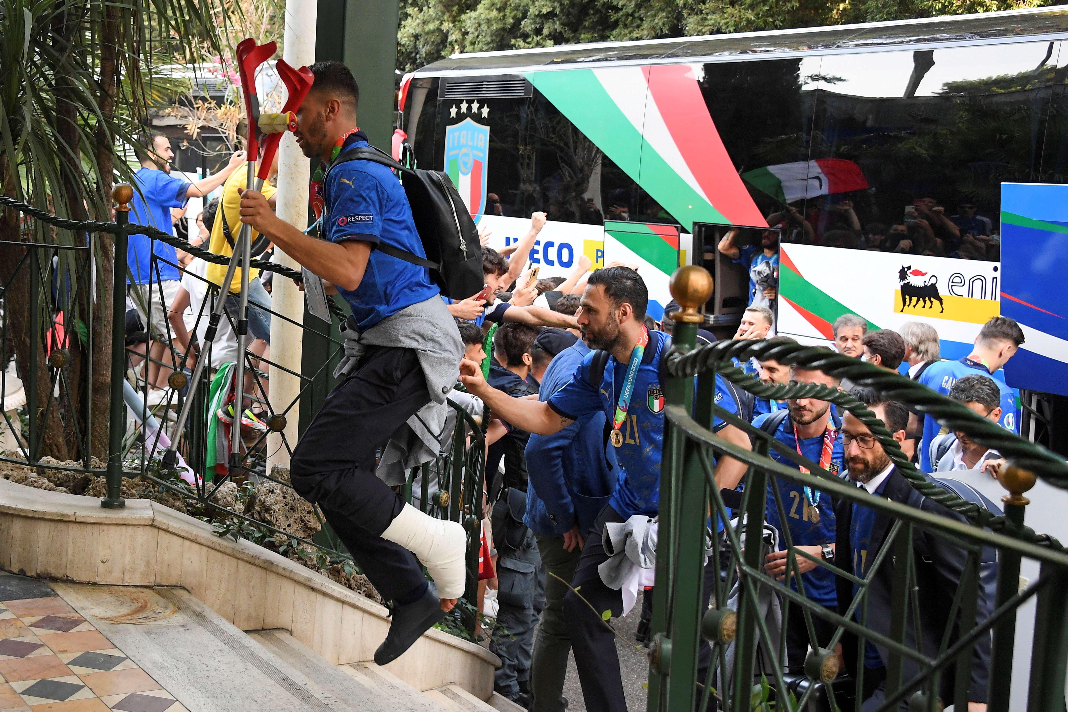 Euro 2020 - Italy's defender Leonardo Spinazzola and other members of the soccer national team arrive at the Parco dei Principi hotel after winning the European Championship. -(REUTERS)