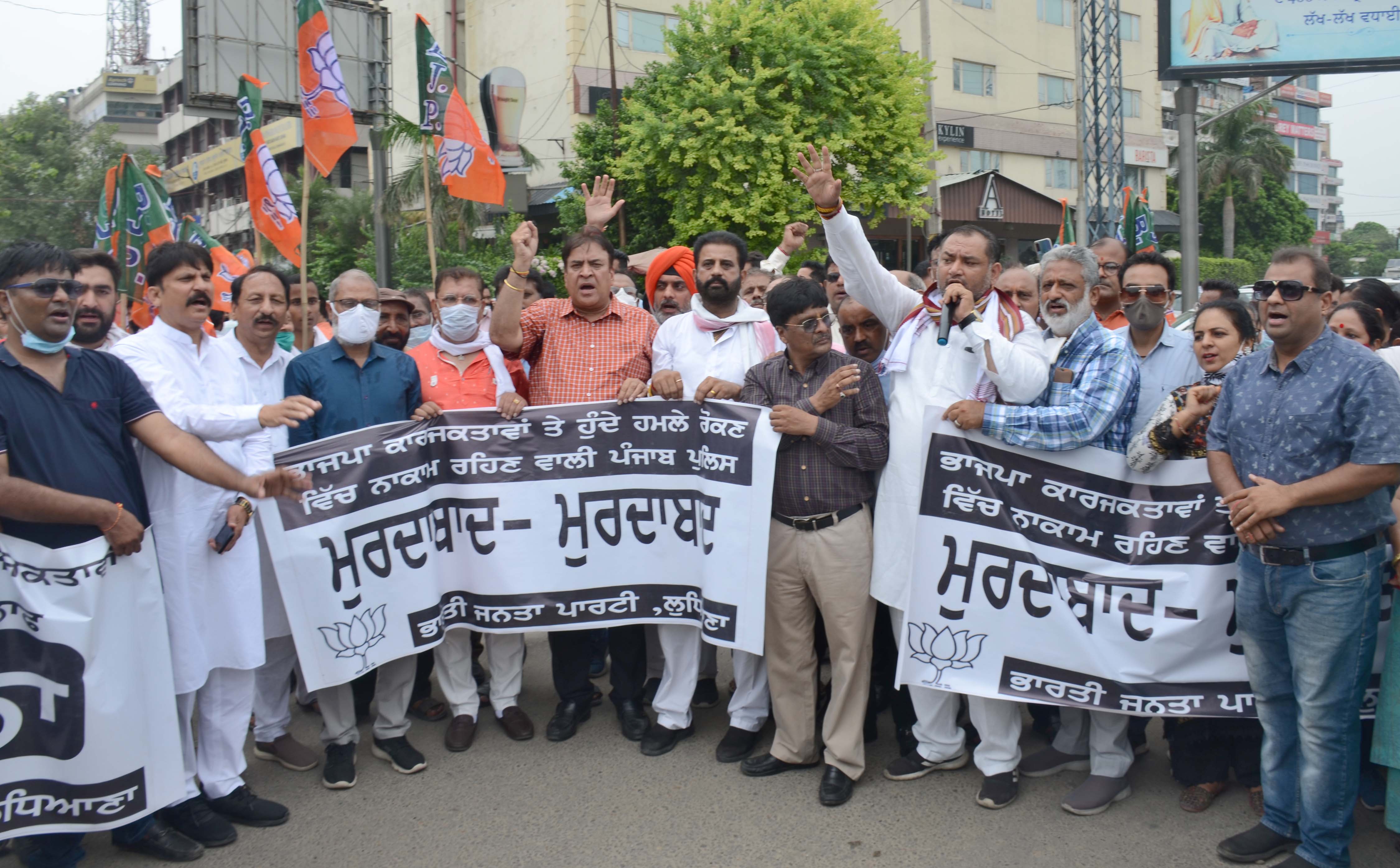 BJP district president Pushpinder Singhal along with members raising slogans against Punjab Police in Ludhiana on Monday. (Gurpreet Singh/HT) BJP district president Pushpinder Singhal along with members raising slogans against Punjab Police in Ludhiana on Monday. (Gurpreet Singh/HT)