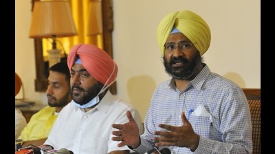 Shiromani Akali Dal (Sanyukt) leader Parminder Singh Dhindsa addressing the media regarding the 6th pay commission at Punjab Bhawan in Chandigarh on Tuesday. (Keshav Singh/HT)