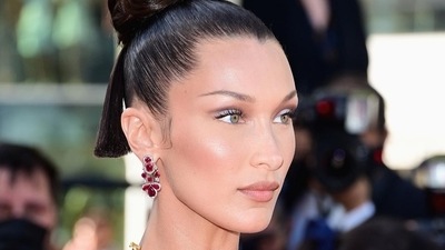 Bella opted for minimal make-up that included nude brown lip shade, shimmery eye shadow, sleek eyeliner, mascara on the lashes, well-defined eyebrows, a hint of blush on the cheeks, glowing skin and lots of highlighter. (Instagram) Bella opted for minimal make-up that included nude brown lip shade, shimmery eye shadow, sleek eyeliner, mascara on the lashes, well-defined eyebrows, a hint of blush on the cheeks, glowing skin and lots of highlighter. (Instagram)