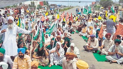 Farmers blocking the Moga road in Ludhiana on Tuesday. (HT Photo)