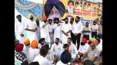 Youth Akali Dal (YAD) activists staging a ‘dharna’ near the residence of Aam Aadmi Party (AAP) Punjab chief Bhagwant Mann in Sangrur on Tuesday. (HT Photo)
