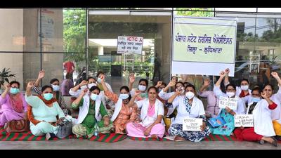 Patients demanded resumption of services saying that private hospitals were unaffordable. (Gurpreet Singh/HT)
