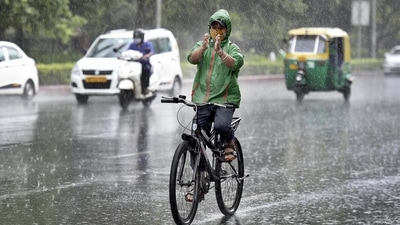 A cyclist is seen near India Gate in New Delhi on Tuesday. (HT Photo) A cyclist is seen near India Gate in New Delhi on Tuesday. (HT Photo)