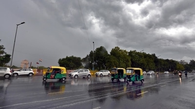 Traffic is seen during the rains near India Gate. (HT Photo) Traffic is seen during the rains near India Gate. (HT Photo)