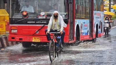A cyclists is seen on a road in Delhi. (HT Photo) A cyclists is seen on a road in Delhi. (HT Photo)