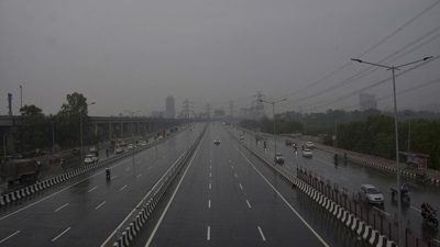 Commuters on the Delhi-Meerut Expressway travel during rain near Indirapuram in Ghaziabad. (HT Photo) Commuters on the Delhi-Meerut Expressway travel during rain near Indirapuram in Ghaziabad. (HT Photo)