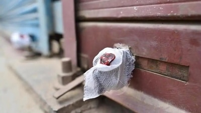 The AAP leaders alleged that municipal corporations were sealing shops and asking traders for  ₹2 lakh per unit to remove the seal. (Sanchit Khanna/HT File Photo)