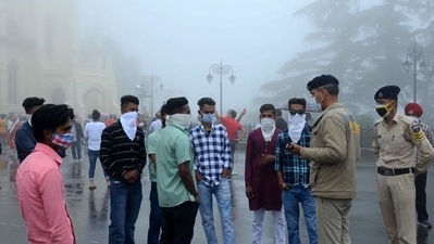 Cops advise tourists to wear masks properly while strolling, in Shimla. (Deepak Sansta/HT) Cops advise tourists to wear masks properly while strolling, in Shimla. (Deepak Sansta/HT)