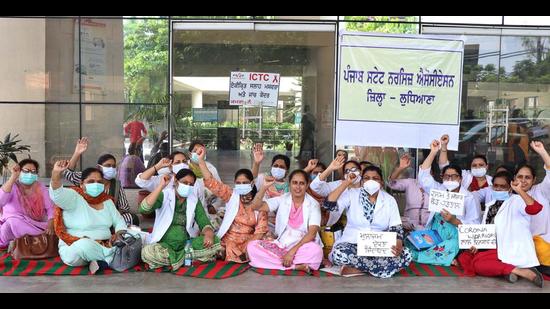 Patients demanded resumption of services saying that private hospitals were unaffordable. (Gurpreet Singh/HT)