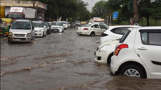 Waterlogging on a stretch near Hero Honda Chowk on Tuesday. (Vipin Kumar/HT PHOTO)