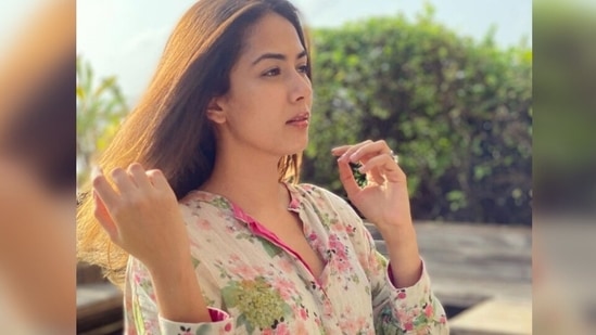 Mira Rajput is surviving the humidity in this breezy floral kurta worth ...