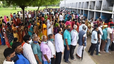 Beneficiaries wait for Covid-19 vaccination at a school in Patna on Wednesday. ( Pratik Chorge/HT PHOTO)