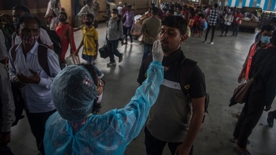 The capital city of Mumbai recorded 619 new cases of the disease on the day as the city’s tally reached 729,263 cases. (HT Photo)