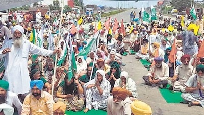Farmers blocking the Moga road in Ludhiana on Tuesday. (HT Photo) Farmers blocking the Moga road in Ludhiana on Tuesday. (HT Photo)