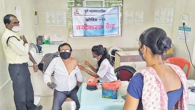 Vaccination drive at Karvenagar in Pune, on July 13, 2021. A four-member central team to check rising Covid cases in Maharashtra. (HT)