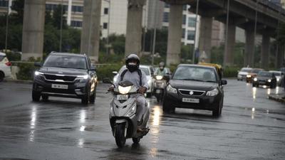 Gurugram, India-July 14: Commuters on Golf Course Road while it rains, near DLF Phase-5, in Gurugram, India, on Wednesday, July 14, 2021. (Photo by Parveen Kumar/Hindustan Times) (Parveen Kumar/HT Photo) Gurugram, India-July 14: Commuters on Golf Course Road while it rains, near DLF Phase-5, in Gurugram, India, on Wednesday, July 14, 2021. (Photo by Parveen Kumar/Hindustan Times) (Parveen Kumar/HT Photo)