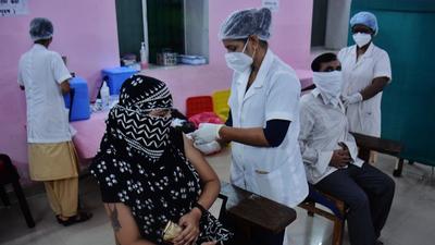 Beneficiaries above 18-plus get inoculated against Covid-19 at District Nurses’ Training Centre, in Thane, Mumbai, India, on Tuesday. (HT PHOTO) Beneficiaries above 18-plus get inoculated against Covid-19 at District Nurses’ Training Centre, in Thane, Mumbai, India, on Tuesday. (HT PHOTO)