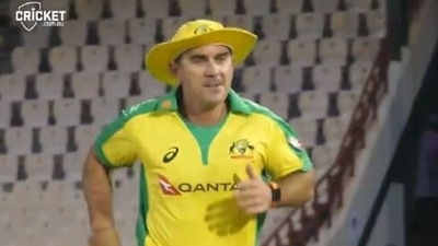 Justin Langer seen wearing Michell Marsh's jersey during practice (Twitter/cricket.com.au)