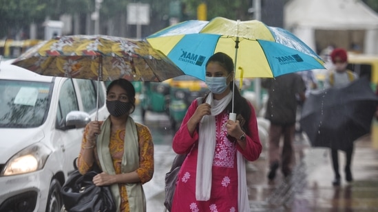 An IMD report said that earlier on Tuesday, Mumbai received 51.5 mm rainfall, while suburban areas recorded 54.6 mm rainfall.(HT Photo)