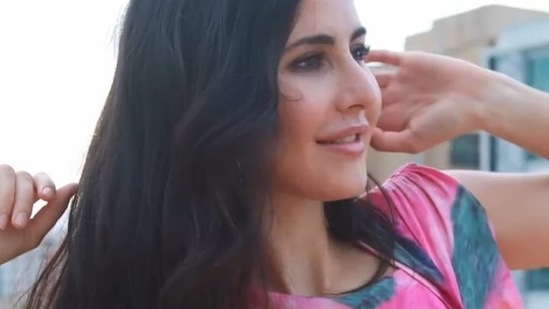 Katrina looked absolutely gorgeous in the video in which she wore a T-shirt style dress in pink with abstract splotches in fuchsia and blue-gray. Katrina's ruched T-shirt dress had a soft floral print and fold over detailing on the square neck. (Instagram)
