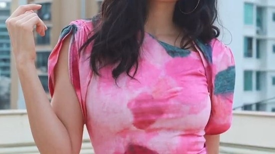 The cotton printed jersey dress with short sleeves had smocking at the shoulders. Katrina was wearing the Sibara dress by French fashion designer Isabel Marant's eponymous label. (Instagram)