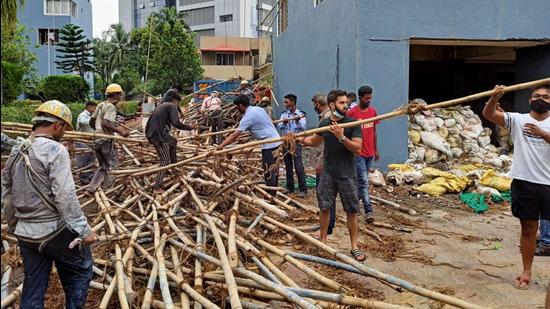 Rescue work going on at the Navi Mumbai site after the collapse of the scaffolding at a posh Nerul residential building. (HT photo/Bachchan Kumar)