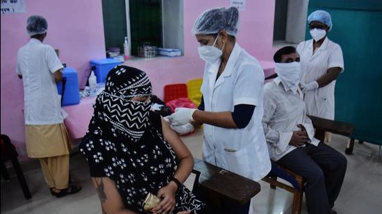 Beneficiaries above 18-plus get inoculated against Covid-19 at District Nurses’ Training Centre, in Thane, Mumbai, India, on Tuesday. (HT PHOTO) Beneficiaries above 18-plus get inoculated against Covid-19 at District Nurses’ Training Centre, in Thane, Mumbai, India, on Tuesday. (HT PHOTO)