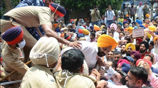 Cops trying to disperse the SAD leaders and workers protesting near cabinet minister Bharat Bhushan Ashu’s residence in Ludhiana on Wednesday. (Gurpreet Singh/Hindustan Times)