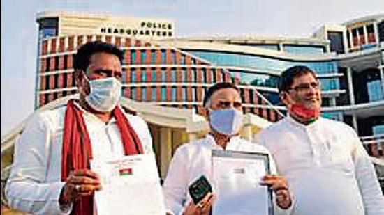 A Samajwadi Party delegation outside the police headquarters in Lucknow. (Deepak Gupta/HT Photo)