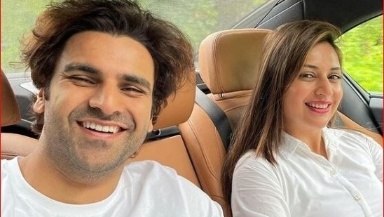 Divyanaka Tripathi and Vivek Dahiya, who are on a road trip to celebrate their wedding anniversary, were stranded at a petrol pump for six hours.