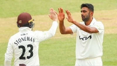 Ashwin (R) was hailed by former cricketers for picking six in County match (Surrey Cricket)