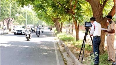 The teams will take the e-challan machines with them when they visit the offenders. They will not accept cash and will wear a body camera, which will remain switched on to ensure that the residents don’t face any harassment and to rule out the possibility of bribing. (HT FILE PHOTO) The teams will take the e-challan machines with them when they visit the offenders. They will not accept cash and will wear a body camera, which will remain switched on to ensure that the residents don’t face any harassment and to rule out the possibility of bribing. (HT FILE PHOTO)